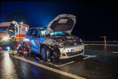 Sindelfingen: Feuerwehr muss schwer verletzten Fahrer nach Unfall aus PKW retten