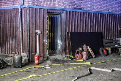 Heubach-Buch: 14-jaehriger nach Werkstattbrand schwer verletzt – Nachtrettungshubschrauber im Einsatz