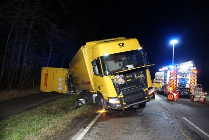 Grossbottwar: LKW kommt von Fahrbahn ab und kippt um 