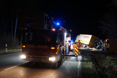 Grossbottwar: LKW kommt von Fahrbahn ab und kippt um 