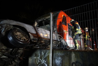 Herrenberg: PKW wird von Zug mitgeschleift und faengt Feuer