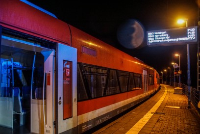 Herrenberg: PKW wird von Zug mitgeschleift und faengt Feuer