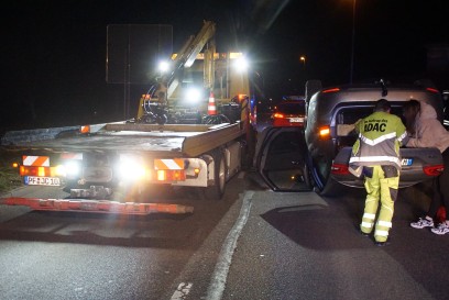 Birkenfeld: Pkw Lenkerin kommt von Fahrbahn ab und ueberschlaegt sich