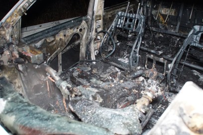 Pforzheim: Pick-Up brennt auf der Autobahn komplett aus - Feuerwehr im Einsatz