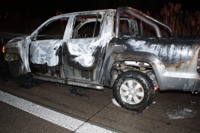 Pforzheim: Pick-Up brennt auf der Autobahn komplett aus - Feuerwehr im Einsatz
