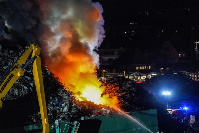 Plochingen: Grossbrand bei Wertstofffirma - meterhohe Flammen und starke Rauchentwicklung - mehrere Feuerwehren im Einsatz