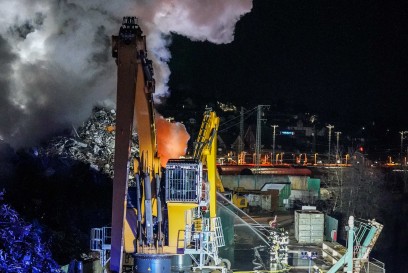 Plochingen: Grossbrand bei Wertstofffirma - meterhohe Flammen und starke Rauchentwicklung - mehrere Feuerwehren im Einsatz