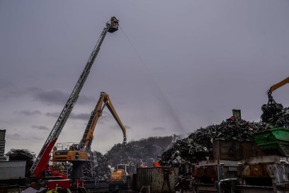Plochingen: Grossbrand bei Wertstofffirma - meterhohe Flammen und starke Rauchentwicklung - mehrere Feuerwehren im Einsatz