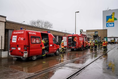 Plochingen: Grossbrand bei Wertstofffirma - meterhohe Flammen und starke Rauchentwicklung - mehrere Feuerwehren im Einsatz