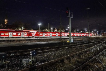 Sturmboeen fegen ueber den Rems-Murr Kreis – Rettungsdienst faehrt gegen Baum auf der B29 – Zuege stehen teilweise still
