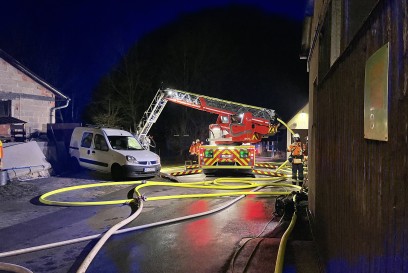 Korntal-Muenchingen: Mini-Traktor geraet in Flammen und greift auf Dach ueber