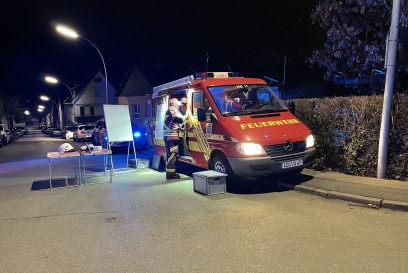 Korntal-Muenchingen: Mini-Traktor geraet in Flammen und greift auf Dach ueber
