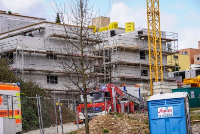 Esslingen: Arbeitsunfall auf Baustelle - Feuerwehr muss Verletzten mit Drehleiter retten