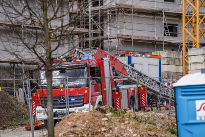 Esslingen: Arbeitsunfall auf Baustelle - Feuerwehr muss Verletzten mit Drehleiter retten