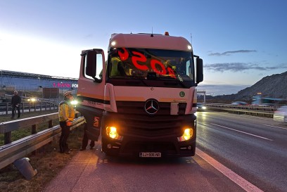 Stuttgart: Unfall auf der Autobahn 8 Hoehe Flughafen Stuttgart 