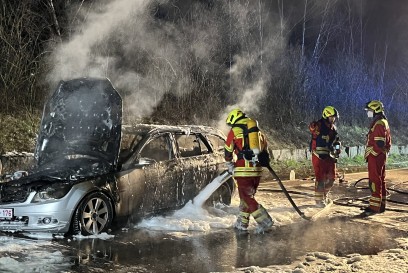 Grossbottwar: Mercedes geht in Flammen auf und brennt aus 