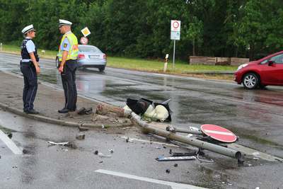 Ludwigsburg: PKW knallt gegen Ampelmast