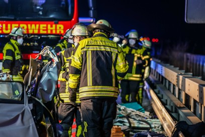 Kirchheim: Raserunfall - Sportwagen rammt Kleinwagen – A8 stundenlang gesperrt – Rettungshubschrauber im Einsatz