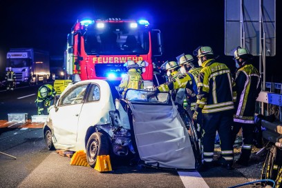 Kirchheim: Raserunfall - Sportwagen rammt Kleinwagen – A8 stundenlang gesperrt – Rettungshubschrauber im Einsatz