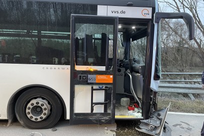 Mundelsheim: Unfall zwischen Bus und Mini