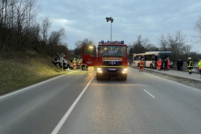 Mundelsheim: Unfall zwischen Bus und Mini