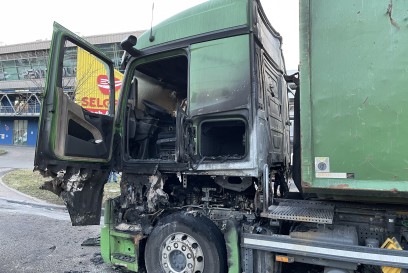 Stuttgart: Sattelzug in Brand geraten