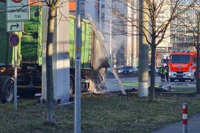 Stuttgart: Sattelzug in Brand geraten