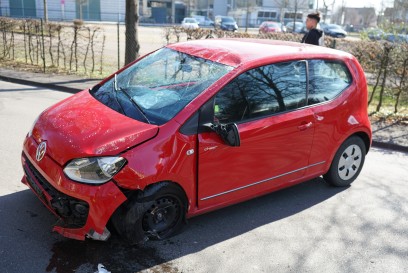 Goeppingen: PKW schanzt ueber Mauer und landet auf Dach