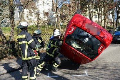 Goeppingen: PKW schanzt ueber Mauer und landet auf Dach