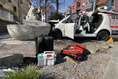 Waiblingen: PKW prallt auf Brunnen 