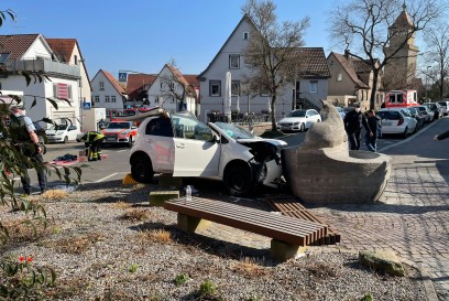 Waiblingen: PKW prallt auf Brunnen 