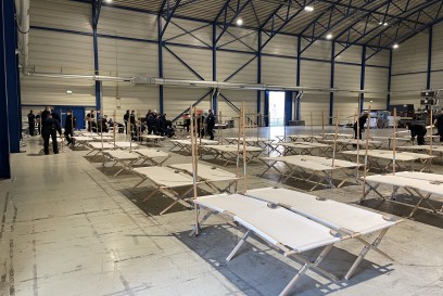 Stuttgart: Hilfsorganisationen bauen Unterkunft fuer Ukrainische gefluechtete auf