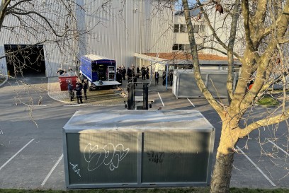 Stuttgart: Hilfsorganisationen bauen Unterkunft fuer Ukrainische gefluechtete auf