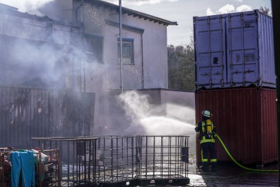 Schorndorf-Miedelsbach: Firma in Vollbrand - drei Verletzte - Rettungshubschrauber im Einsatz - meterhohe Rauchsaeule