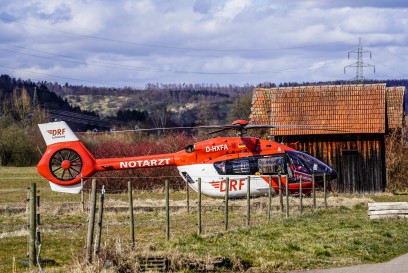 Schorndorf-Miedelsbach: Firma in Vollbrand - drei Verletzte - Rettungshubschrauber im Einsatz - meterhohe Rauchsaeule