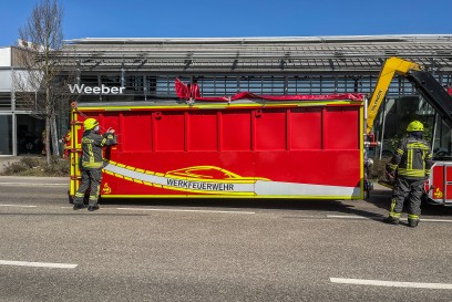 Leonberg: Elektro Auto brennt im Vekaufsraum