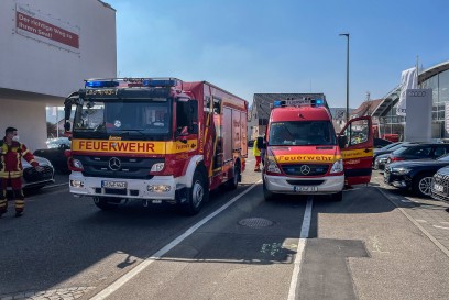 Leonberg: Elektro Auto brennt im Vekaufsraum