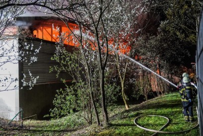 Waiblingen: Grossbrand bei Recycling Unternehmen - kilometerweite Rauchsaeule und Feuer sichtbar