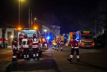 Waiblingen: Grossbrand bei Recycling Unternehmen - kilometerweite Rauchsaeule und Feuer sichtbar