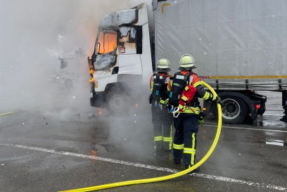 Herrenberg: LKW Fuehrerhaus brennt lichterloch - Fahrer lebensgefaehrlich verletzt