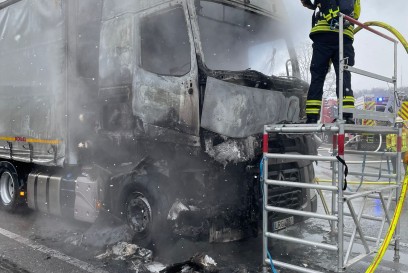 Herrenberg: LKW Fuehrerhaus brennt lichterloch - Fahrer lebensgefaehrlich verletzt