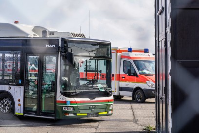 Flughafen Memmingen: BRK verlegt 23 evakuierte Waisenkinder vom Flughafen Memmingen nach Ursberg