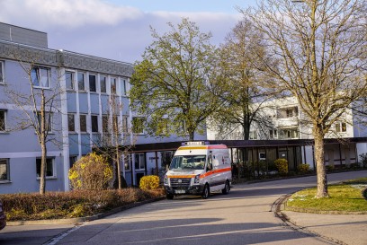 INTERVIEW! Ursberg: BRK verlegt 23 evakuierte Waisenkinder vom Flughafen Memmingen nach Ursberg