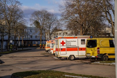 INTERVIEW! Ursberg: BRK verlegt 23 evakuierte Waisenkinder vom Flughafen Memmingen nach Ursberg