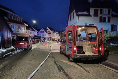 Engelsbrand: Grossbrand haelt Feuerwehren im Enzkreis auf trapp 