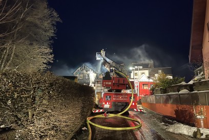Engelsbrand: Grossbrand haelt Feuerwehren im Enzkreis auf trapp 
