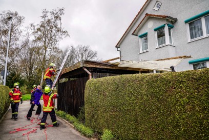 Aichwald-Aichelberg: Carportdach loest und wird gegen Haus geweht