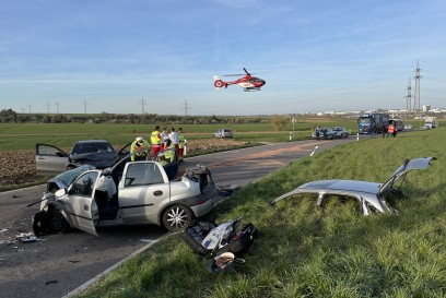Hemmingen: Frontalkollision fordert ein Lebensgefaehrlich und zwei schwer verletzte 