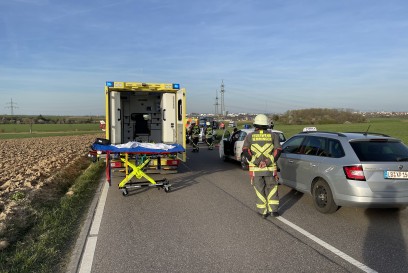 Hemmingen: Frontalkollision fordert ein Lebensgefaehrlich und zwei schwer verletzte 