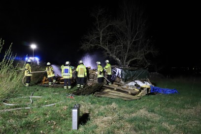 Neckartailfingen: Brand von Holzstapeln